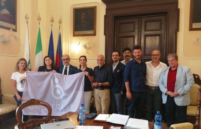 Lilla-Flagge: Marken, in Senigallia zieht der Lilla-Tisch eine Bilanz der Zugänglichkeit und Inklusion
