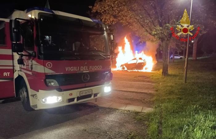 Auto fängt in Giussano Feuer: Zwei Feuerwehrfahrzeuge vor Ort