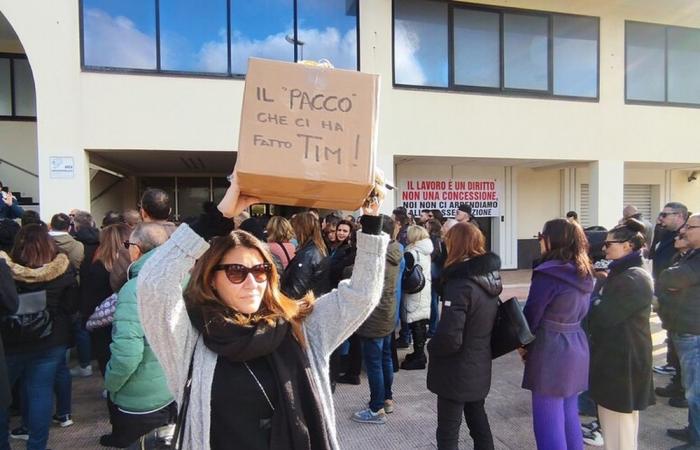 Abramo Customer Care, die gemeinsame Front in Crotone gegen Entlassungen: Arbeiter besetzen den Sitzungssaal, kommerzielle Aktivitäten werden aus Solidarität geschlossen