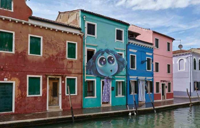 Burano ist voller Straßenkunst, die dem Disney-Film „Inside Out 2“ gewidmet ist
