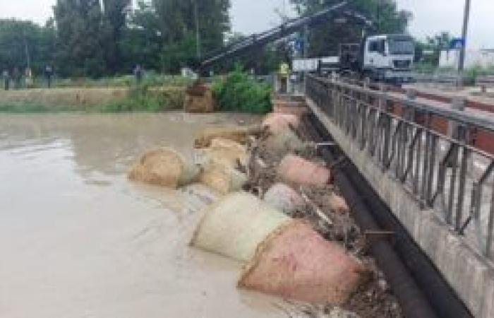 Schlechtes Wetter, Brücken in Modena für die Nacht geschlossen