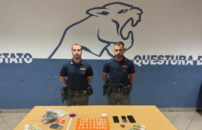 Turin: Mit einem halben Kilo Kokain, einschließlich verkaufsfertiger Dosen, gefunden, festgenommen – Polizeipräsidium Turin