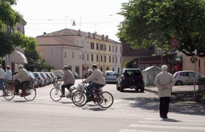 Ferrara, ein Mädchen, das auf der Straße in der Via Otello Putinati La Nuova Ferrara begrapscht wurde