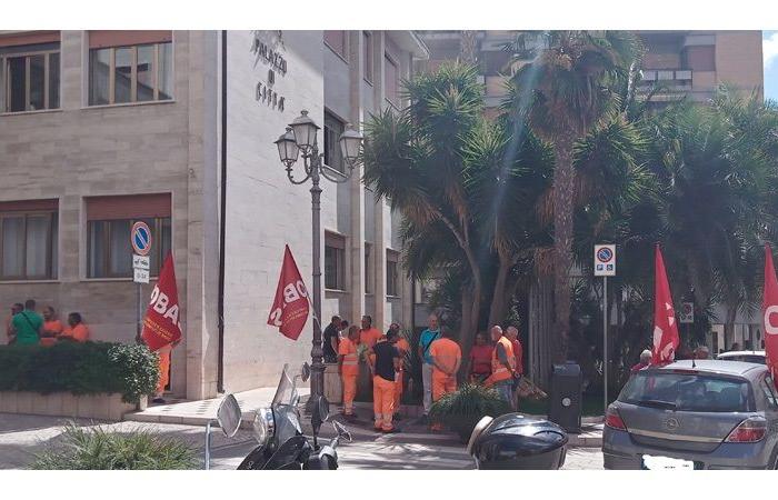 Cobas Brindisi: BMS-Beschäftigte streiken spontan, nachdem sie nur 600 Euro im Voraus erhalten haben