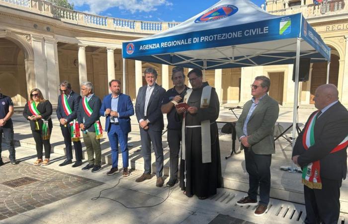 AIB-Kampagne: Marsilio, die neuen Löschfahrzeuge der regionalen mobilen Kolonne, in die Innenbereiche geliefert