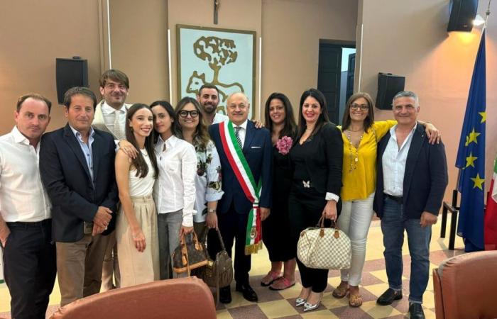 Caserta wird in einem voll besetzten Saal als Bürgermeister vereidigt. Präsident des Gemeinderats gewählt