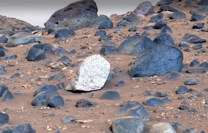 Geheimnisvoller weißer Felsen, fotografiert auf dem Mars
