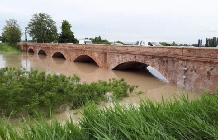 Im Raum Modena wurden die Brücken über die Secchia nachts geschlossen (Video und Fotos)