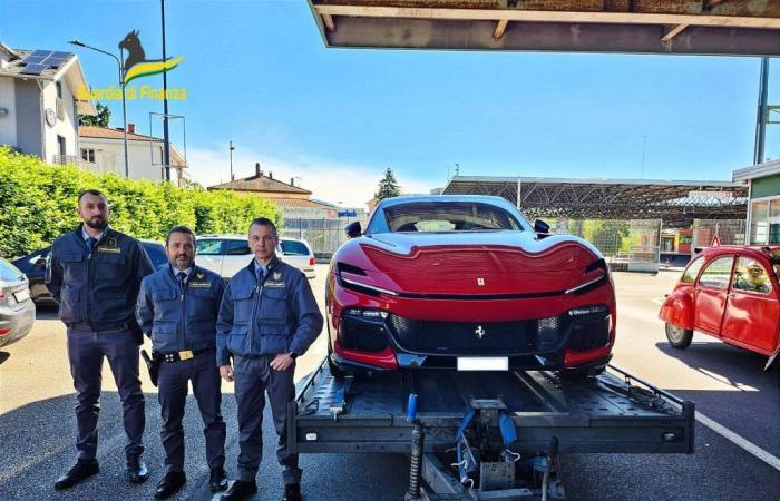 Ferrari Purosangue, neuestes Modell im Wert von 400.000 Euro, beschlagnahmt von der Gdf von Varese