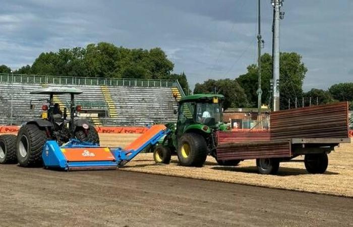 Im Stadion Porta Elisa haben die Arbeiten zur Erneuerung des Rasens begonnen: Er wird für den Beginn der Meisterschaft bereit sein