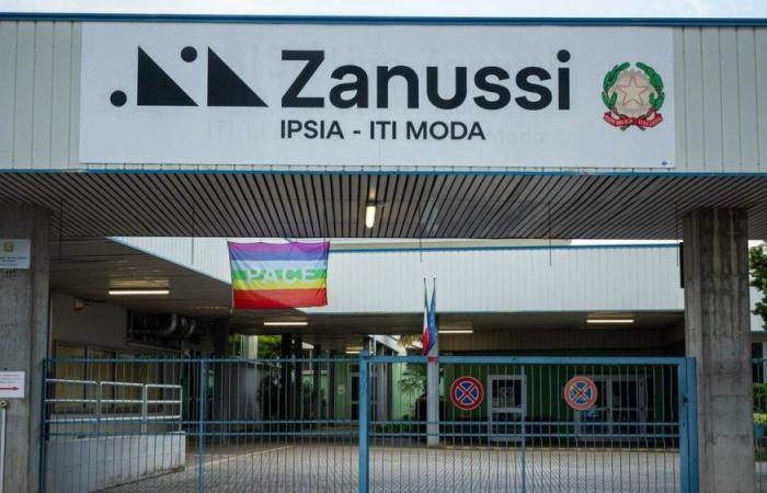 Die Zanussi-Schule hat die Flaggen des Friedens und der Europäischen Union gestohlen. Der von Kameras gerahmte 27-Jährige wurde verurteilt
