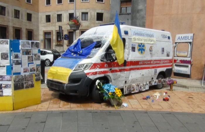 Ein während des Ukraine-Krieges von Kugeln durchsiebter Krankenwagen ist in Varese ausgestellt: Er transportierte Kinder