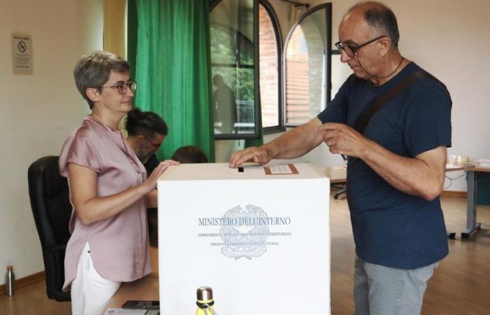 Stimmzettel, Bari bleibt trotz der Skandale links. Und Lecce kehrt nach rechts zurück