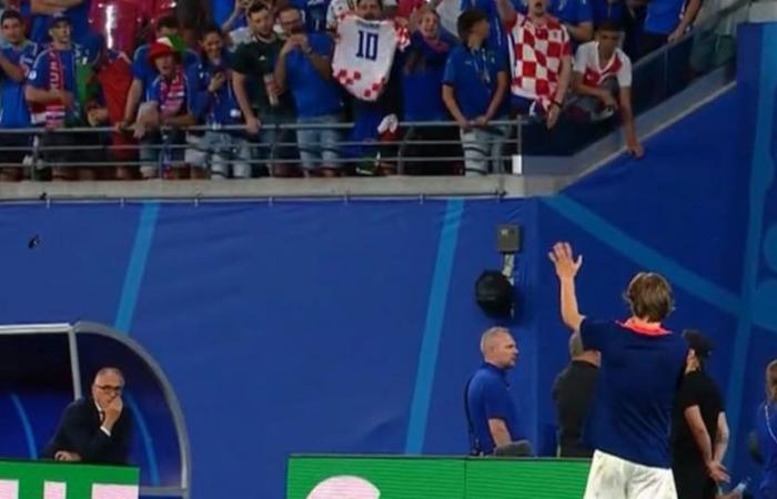 Modric und Grüße an die Azzurri-Fans. Dann berührt ihn die Aussage eines italienischen Journalisten
