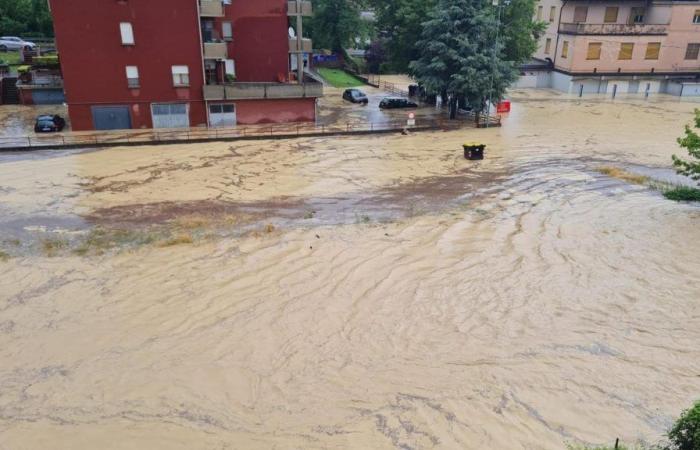 Schlechtes Wetter, Alarmstufe Rot in der Gegend von Parma wegen überlaufender Flüsse. Rekordhohe Niederschläge