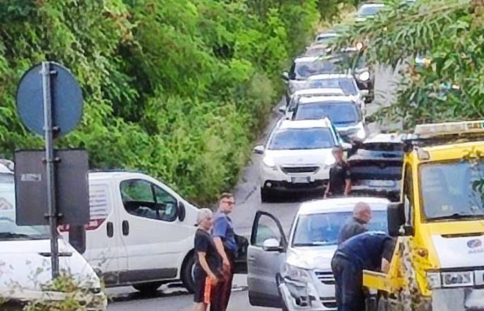 Ein weiterer Unfall an der Kreuzung von Via di Cori und Via Redina Ricci: Carabinieri von Velletri und die örtliche Polizei von Lariano vor Ort