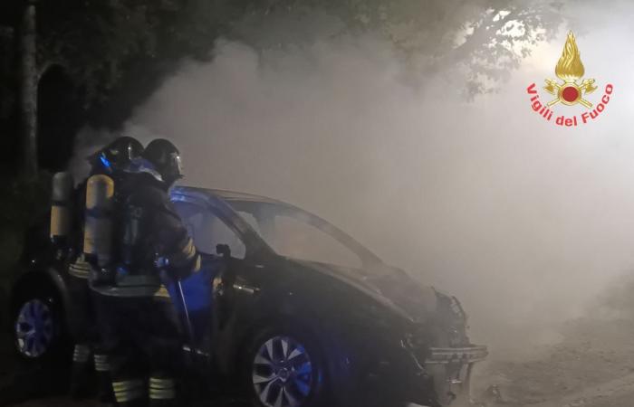 Auto fängt in Giussano Feuer: Zwei Feuerwehrfahrzeuge vor Ort