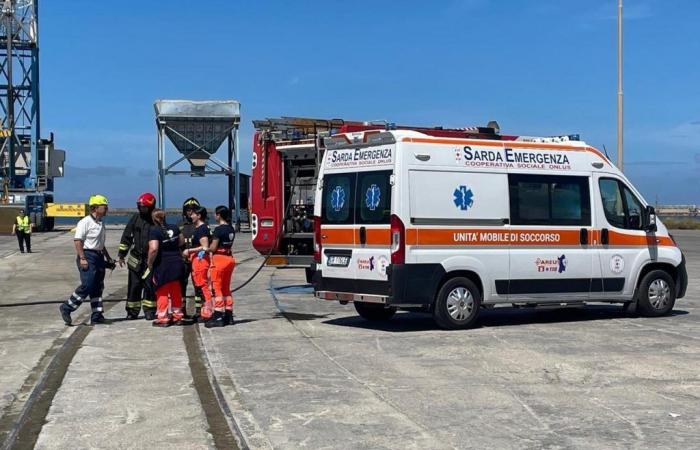 Motorschiff brennt im Industriehafen von Oristano, aber es handelt sich um eine Übung von La Nuova Sardegna