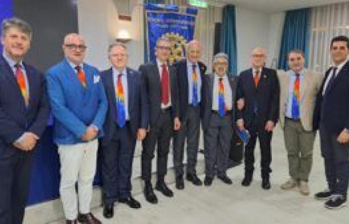 „L’Altro“ von Alfonso Andria im „Rotary Club Salerno Picentia“. Präsident Vincenzo Capuano erinnerte an die Projekte des Jahres.