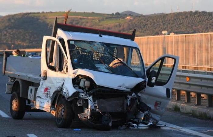 Unfall auf den vier Fahrspuren, der Fahrer des Il Tirreno-Lastwagens wurde ausfindig gemacht
