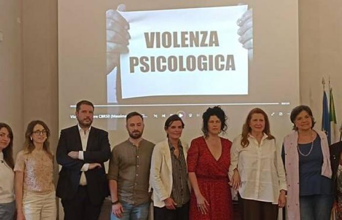 Zwei in Lucca gedrehte Videos gegen Gewalt gegen Frauen werden im Kino und im Fernsehen gezeigt