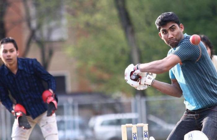 In Brescia spielen Tausende Pakistaner und Inder Cricket, aber sie haben kein Spielfeld