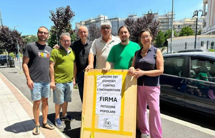 Velletri, Unterschriftensammlung gegen die Verbrennungsanlage Santa Palomba beim Bankett Europa Verde. Die Worte von Sergio Andreozzi