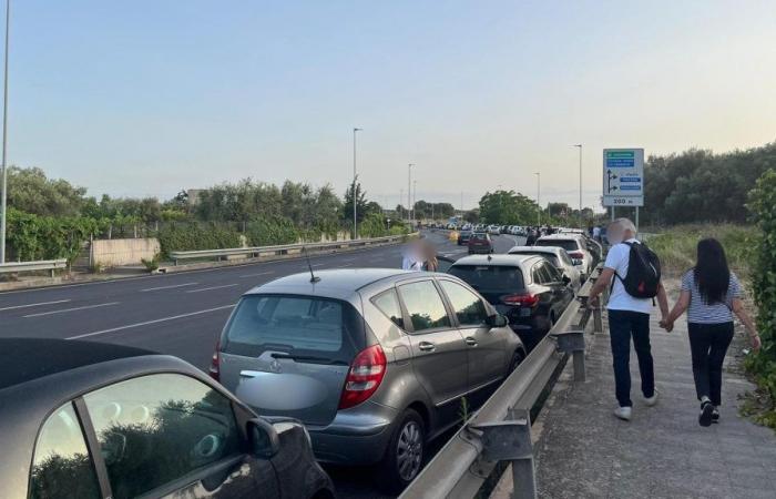 Vasco in Bari, die Parkplätze sind ausverkauft und die Polizei zwingt Autos dazu, auf der Straße zu parken (verboten). Auch um Busse gibt es Kontroversen