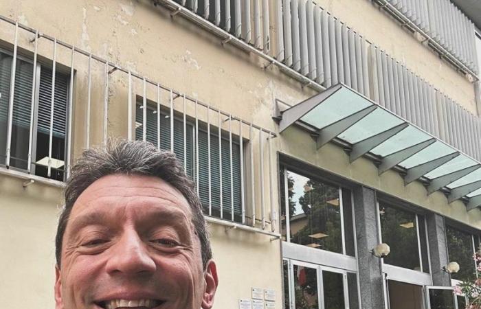 Cremona Sera – Gianluca Galimberti kehrt auf den Vorsitz zurück. Der scheidende Bürgermeister kündigte dies in den sozialen Medien an, indem er ein Selfie vor der Aselli High School machte, wo er im September sein Amt antreten wird