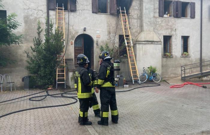 Feuer in Salvatonica. Stall wird beschlagnahmt, Feuerwehrleute ermitteln