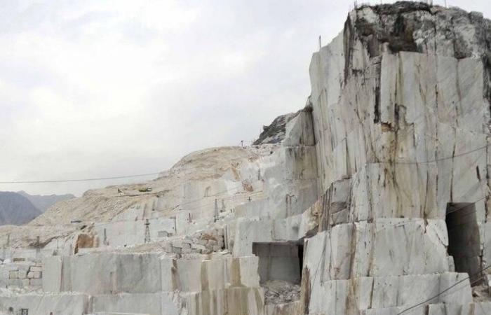 Carrara, „Die Steinbrüche sind Abbaustätten und keine Bergbaustätten mehr“ Das Tyrrhenische Meer