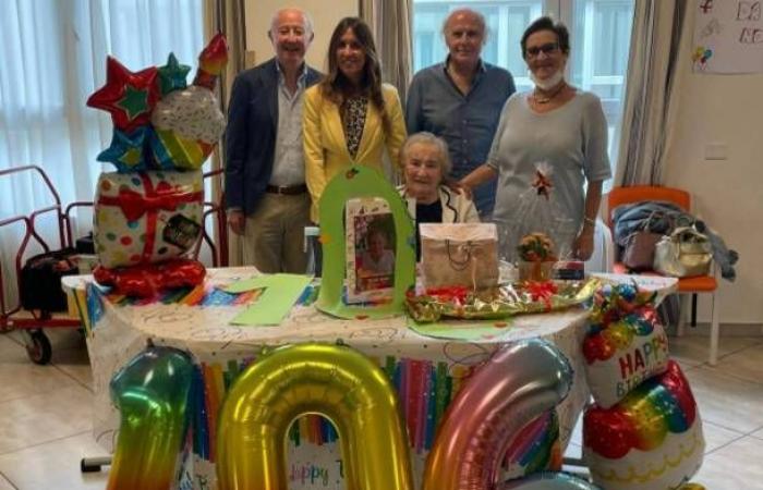 Bei der Feier zum 106. Geburtstag von Angela Bariola aus Legnano liest sie noch immer ein Buch pro Woche