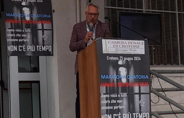 Sitzstreik der Strafkammer in Crotone: „Stoppt Selbstmorde im Gefängnis, geben wir denen eine Stimme, die nicht sprechen können“