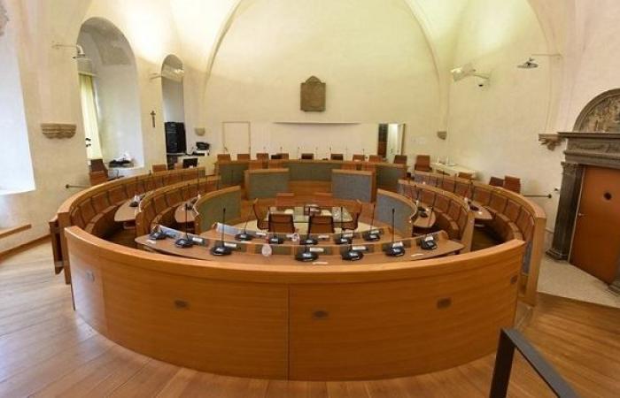 In Perugia gewählte Stadträte, manche lachen und manche weinen: Viele sind unter den Abtretenden ausgeschlossen