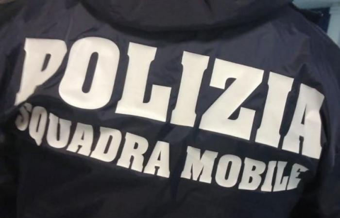 Ein 7-jähriger Mann, der vor einigen Tagen in Arezzo eine Frau ausgeraubt hat, wurde festgenommen