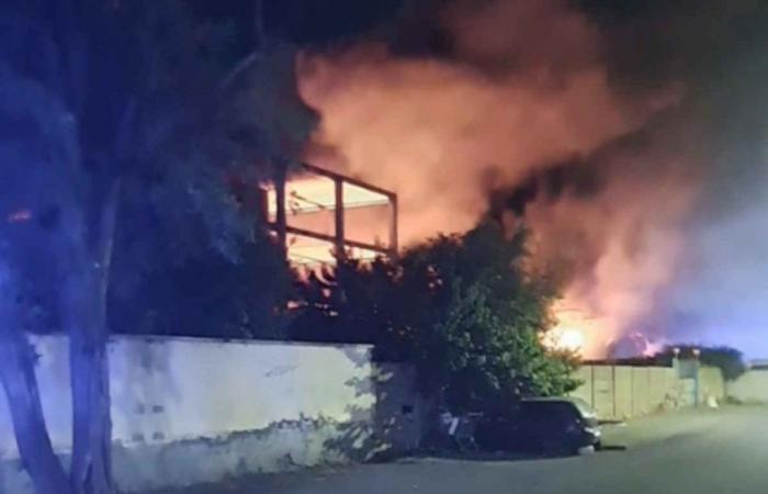 Ein weiterer giftiger Brand in Rom, mit einer schwarzen Rauchwolke über der Stadt: Ein Lagerhaus brennt, schließen Sie die Fenster