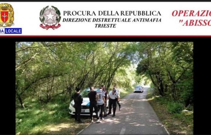 Passanten in Triest von Kamerafallen erfasst: Sie nahmen Migranten mit auf den Rad-/Fußgängerweg Orlek-Trebiciano