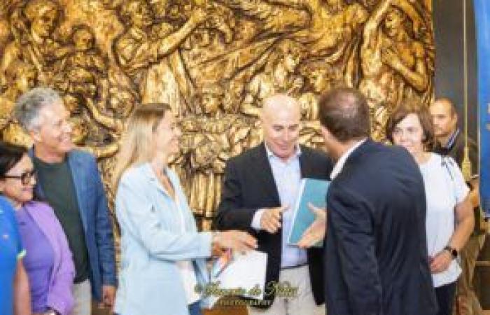 „Gemeinsam tun“ die Proklamation des neuen Bürgermeisters von Manfredonia Domenico La Marca (Foto und Video)