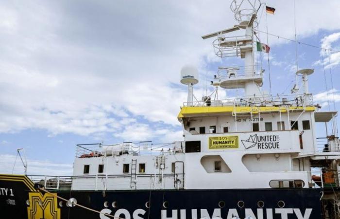Der Richter in Crotone annulliert die Festsetzung des Schiffes der NGO und verpflichtet den Staat, die Kosten zu tragen