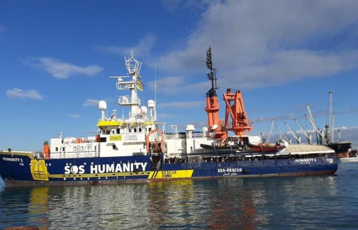 Der Richter in Crotone hebt die Inhaftierung des Schiffs der NGO SOS Humanity auf und verpflichtet die Regierung, die Kosten zu tragen