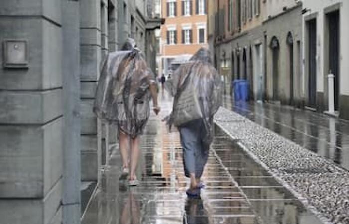 Schlechtes Wetter in Venetien, Überschwemmung in Castelfranco aufgrund der Überschwemmung der Avenale. VIDEO