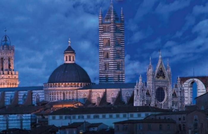 Siena, im Sommer beginnen Führungen durch den nicht überdachten Boden des Doms von Siena