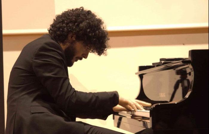 Capestrano, der Pianist Jacopo Petrucci aus L’Aquila schließt das Jazzfestival „A love supreme“ ab