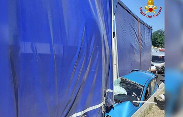 Unfall auf der Autobahn A1 zwischen Frosinone und Ceprano, Auto wurde von einem LKW auf die Verkehrsinsel geschleudert