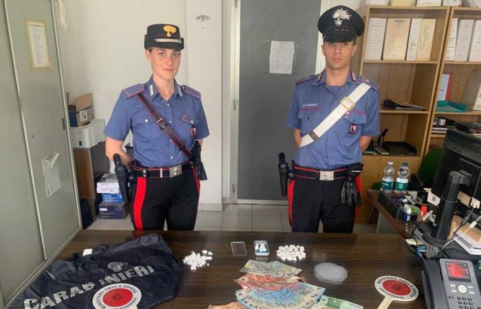 Carabinieri kontrolliert Ausgehviertel, 19-Jähriger mit 60 Gramm Kokain festgenommen. Auch in San Bartolomeo und Sanremo kommt es zu Verhaftungen und Anzeigen