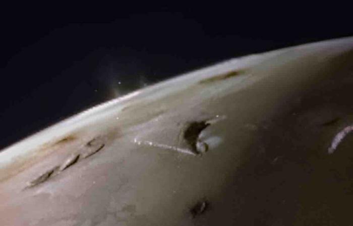 Die Juno-Sonde der NASA nimmt Lavaseen auf dem Jupitermond Io genau unter die Lupe