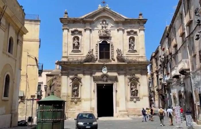 Taranto, ältere Kreuzfahrtpassagiere stehlen in der Kathedrale eine Handtasche und gehen dann Wein trinken: berichtet – Telesveva Notizie