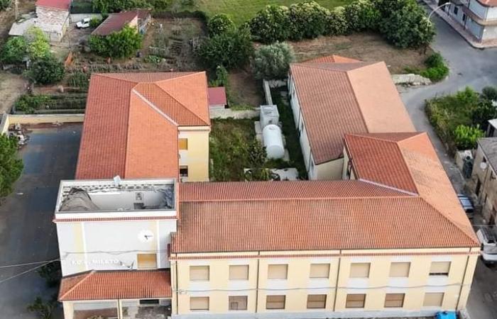 In Milet stürzt das Dach einer Grundschule ein