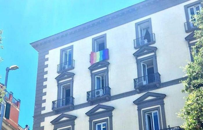 Stolz, Regenbogenfahne am Palazzo San Giacomo und Treffen zwischen Manfredi, Conte und Schlein