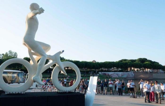 Auf den Straßen des Piraten sind alle verrückt: die Tour de France in Rimini und die dem Champion gewidmete Statue